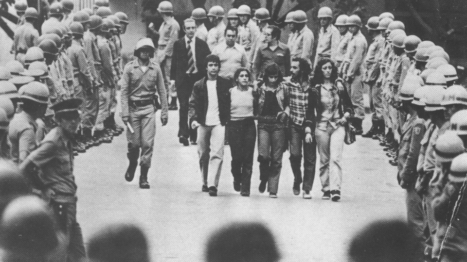 Saída de estudantes abraçados da escola de Medicina da UFMG, durante o III ENE (Encontro Nacional de Estudantes). em 1977. Foto: Euler Cássia/  Acervo Jornal Hoje em Dia