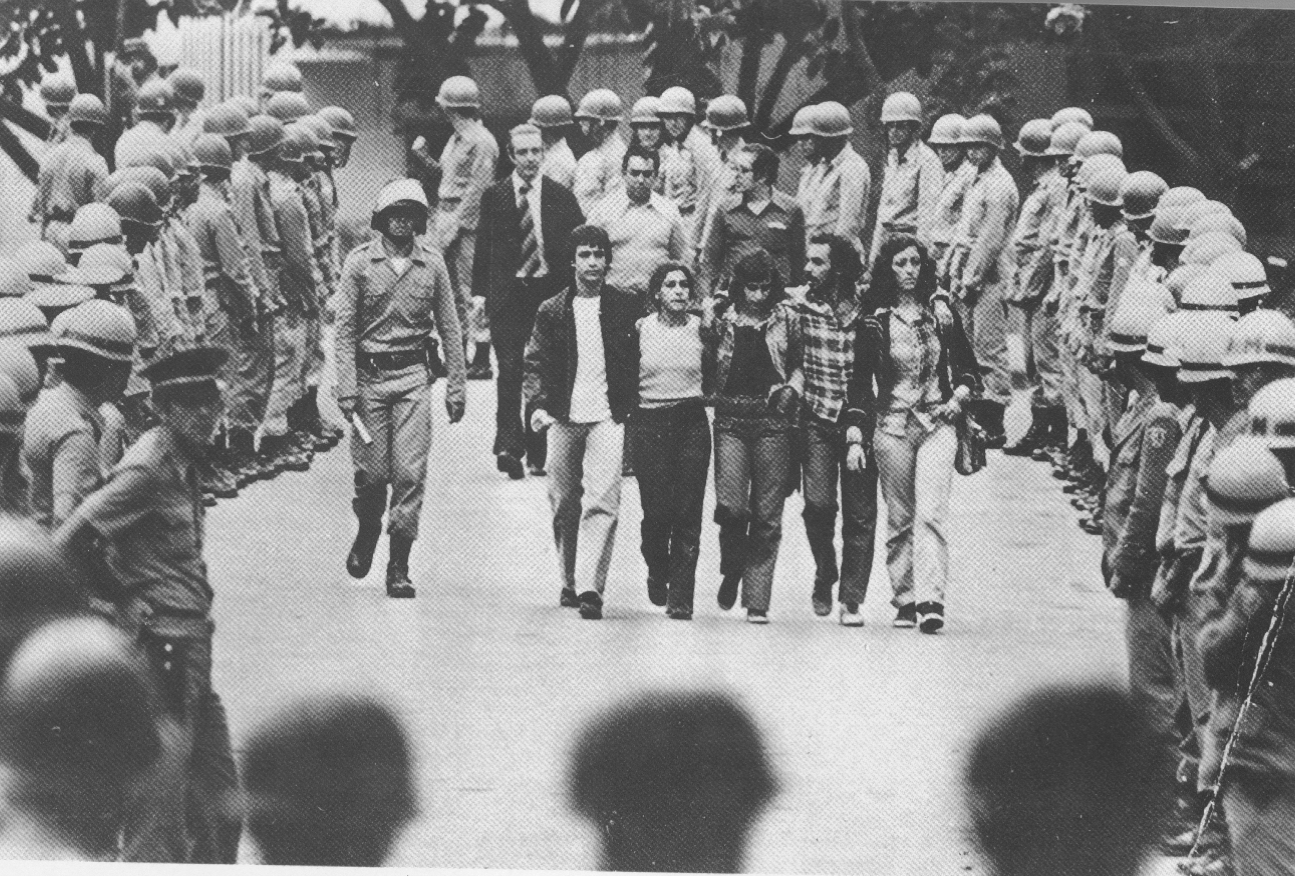Saída de estudantes abraçados da escola de Medicina da UFMG, durante o III ENE (Encontro Nacional de Estudantes). em 1977. Foto: Euler Cássia/  Acervo Jornal Hoje em Dia