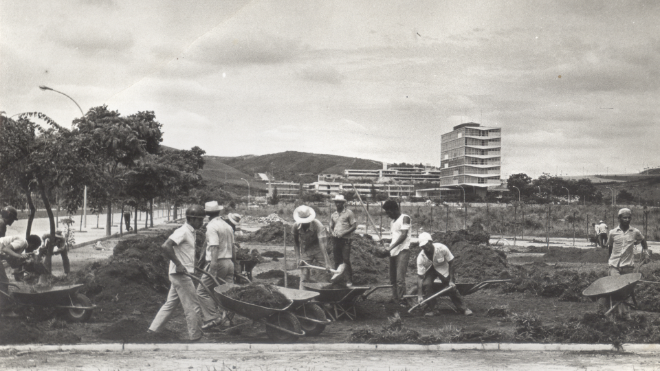 Obras do prédio da Reitoria, na década de 1960: blog vai aliar informações históricas a ações do presente. Foto: Acervo UFMG