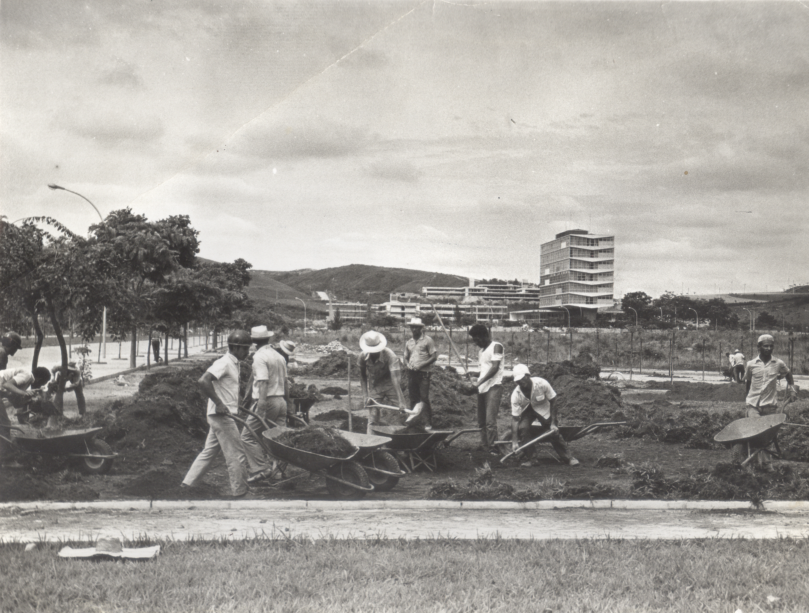 Obras do prédio da Reitoria, na década de 1960: blog vai aliar informações históricas a ações do presente. Foto: Acervo UFMG