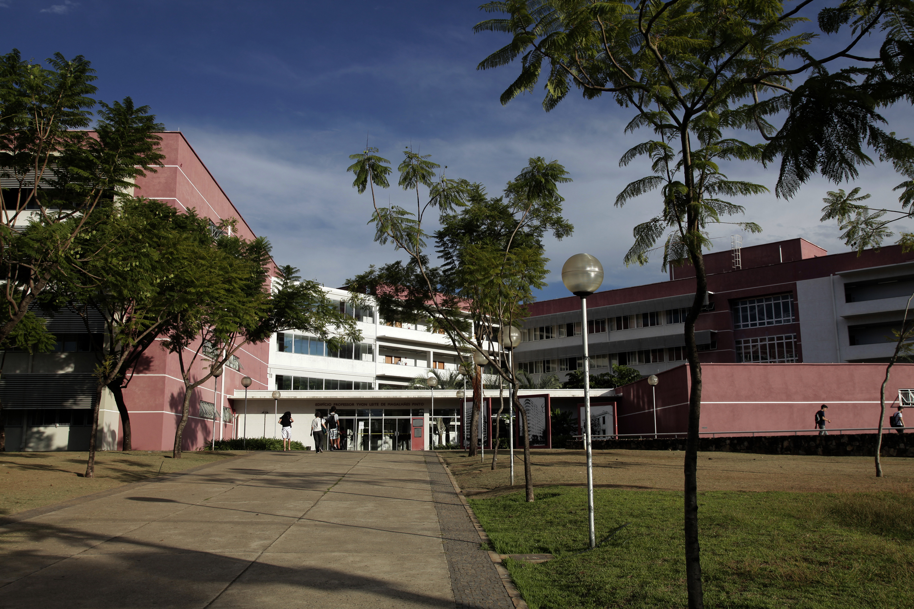 Entrada do prédio da Faculdade de Ciências Econômicas, sede do Cedeplar. Foto: Foca Lisboa / UFMG