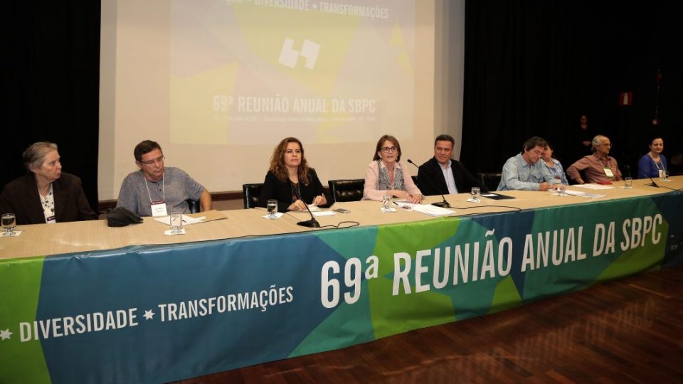 Dirigentes da UFMG e da SBPC compuseram a mesa de encerramento. Foto: Foca Lisboa
