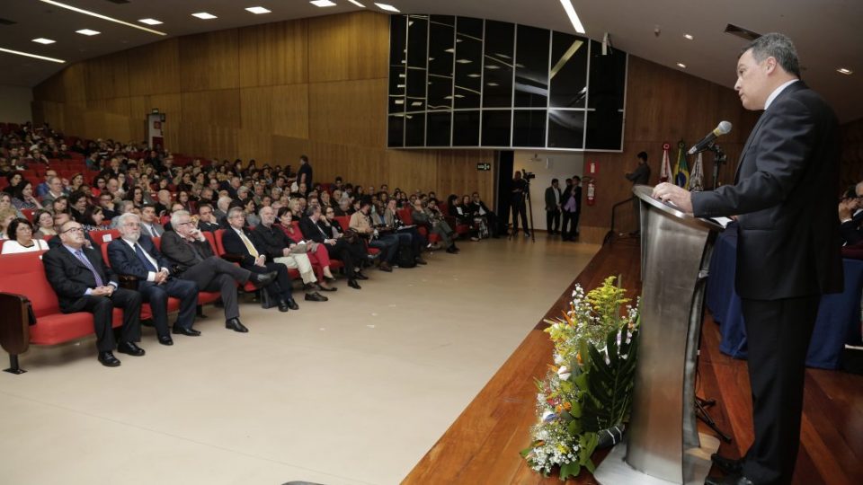 Na imagem em destaque, o reitor Jaime Ramírez em seu pronunciamento. Foto: Foca Lisboa / UFMG