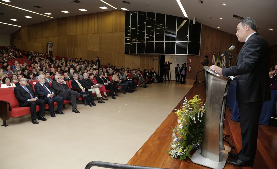 Na imagem em destaque, o reitor Jaime Ramírez em seu pronunciamento. Foto: Foca Lisboa / UFMG