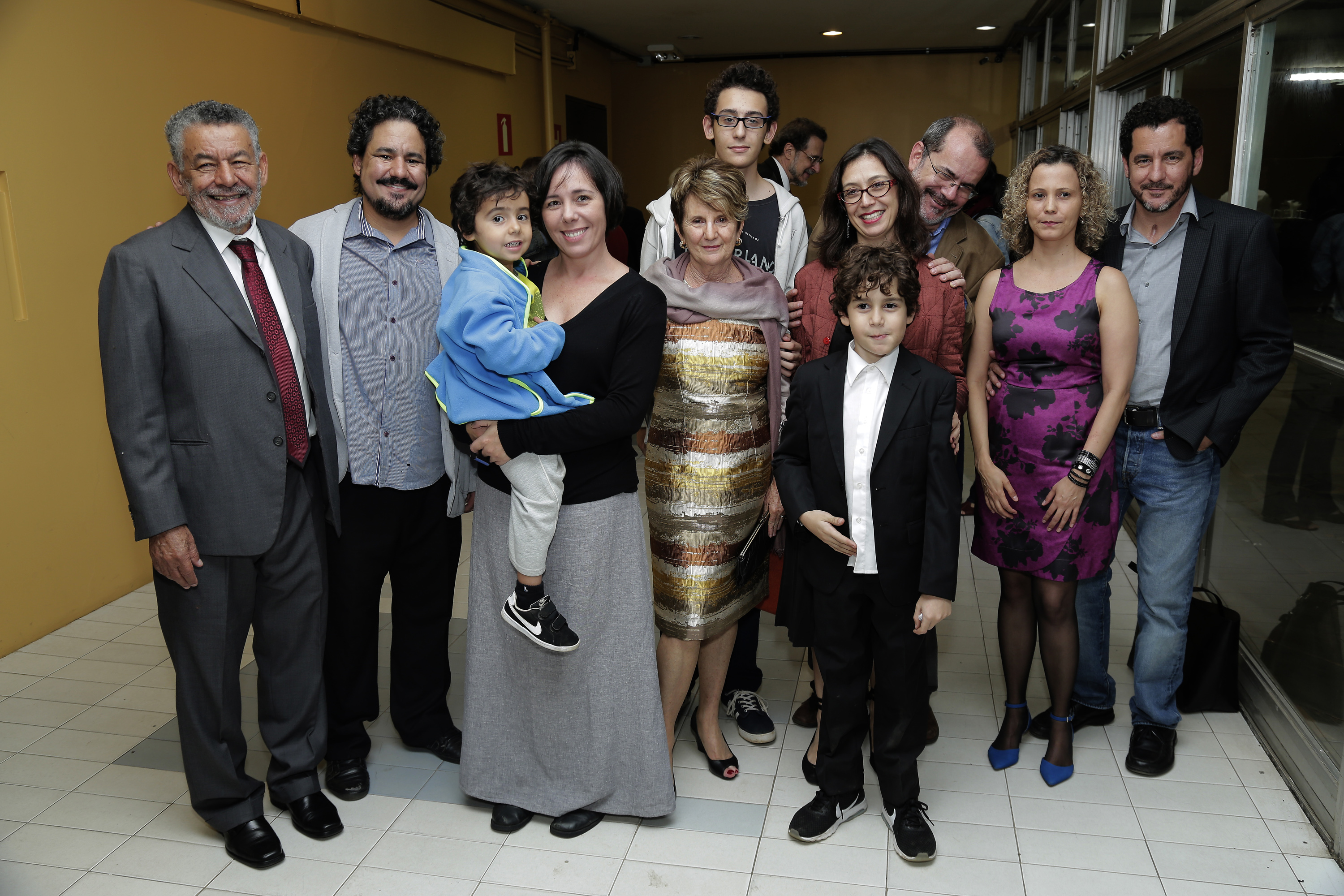 Cerimônia na Reitoria na qual Tomaz foi homenageado como professor emérito da UFMG. Na foto, em ordem, se encontram: o professor Tomaz, seu filho Daniel, a nora Flávia e o neto Pedro Siqueira, no colo, sua esposa Yara e o neto Nuno, atrás dela, a nora Cristina, o neto João Marcos, à frente, e o filho Ernesto, atrás, a nora Laine e o filho Pedro. Foto: Foca Lisboa