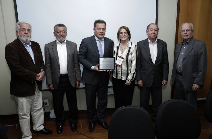 Em nome da UFMG, reitores foram homenageados pela presidente da SBPC, Helena Nader. Foto: Foca Lisboa/ UFMG