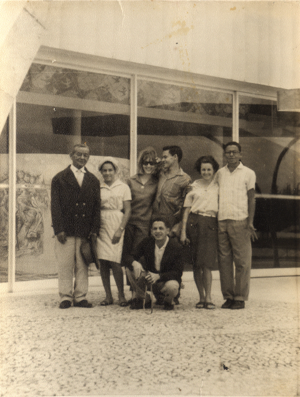 Família de Tomaz visita Belo Horizonte, posando em frente à Igreja de São Francisco de Assis. Foto: Joaquim Bispo. Arquivo pessoal