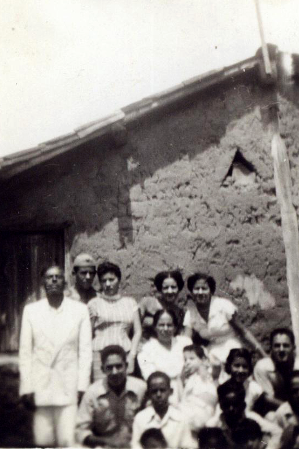 "Essa talvez seja a foto mais antiga que eu tenho". Reunião de família em Itapeipu, provavelmente em 1954. Tomaz está ao centro. Arquivo pessoal