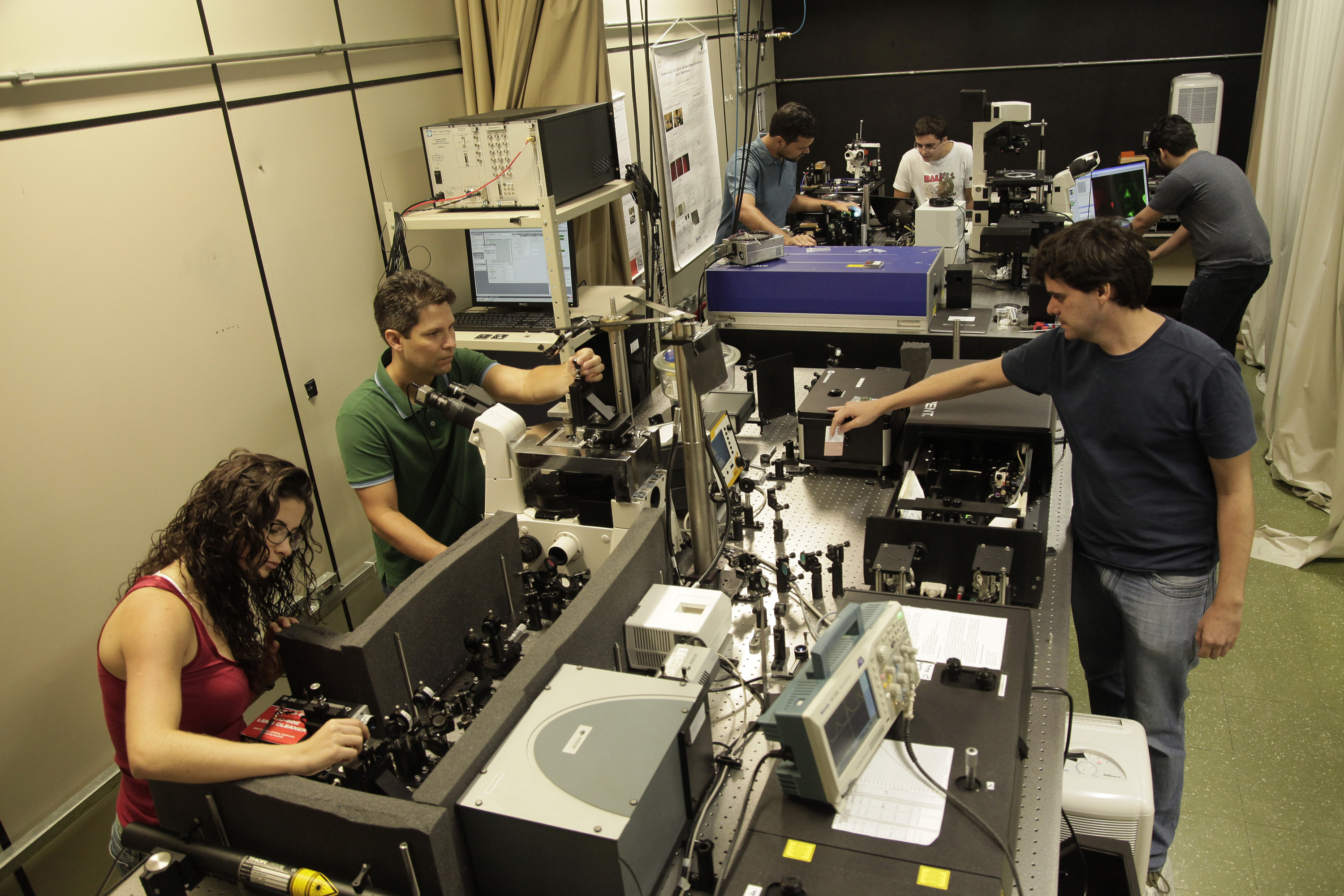 Laboratório no Departamento de Física: além da área de biotecnologia, patentes são geradas em diversas unidades. Foto: Foca Lisboa/ UFMG