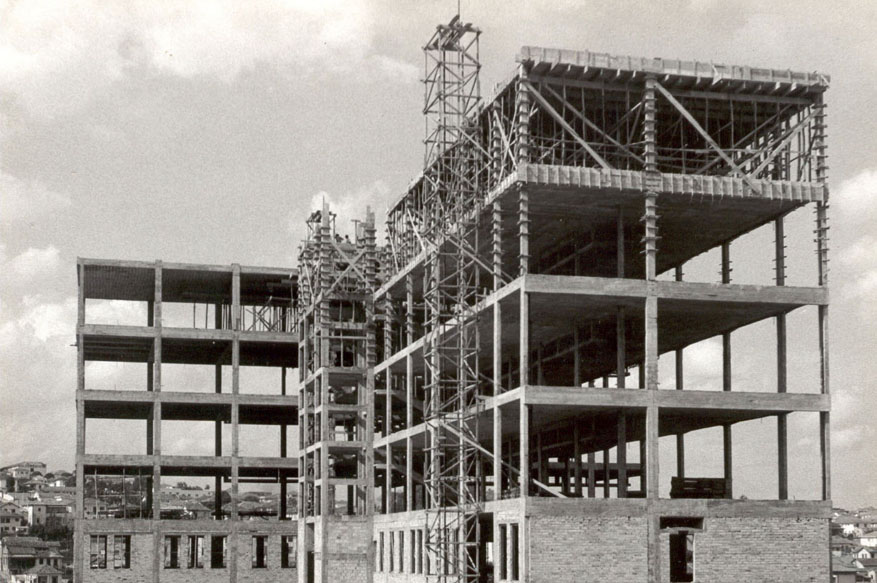 Construção do Edifício Arthur Guimarães, na década de 1950