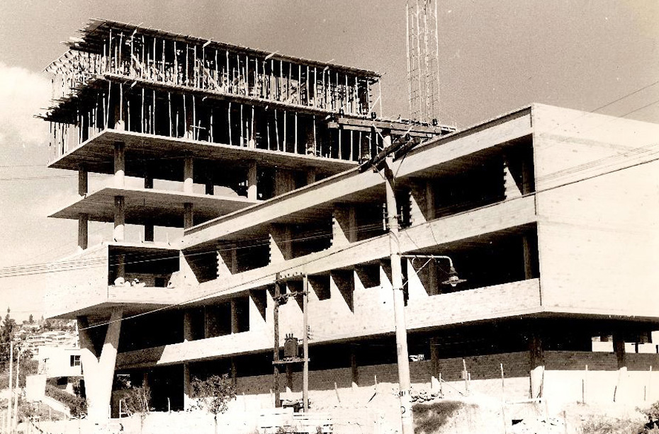 Construção da nova sede da Faculdade de Farmácia, em 1964. Acervo Cemefar/ UFMG