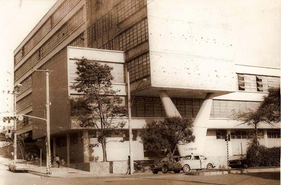 Fase de acabamento da fachada principal, na Avenida Olegário Maciel. Acervo Cemefar/ UFMG