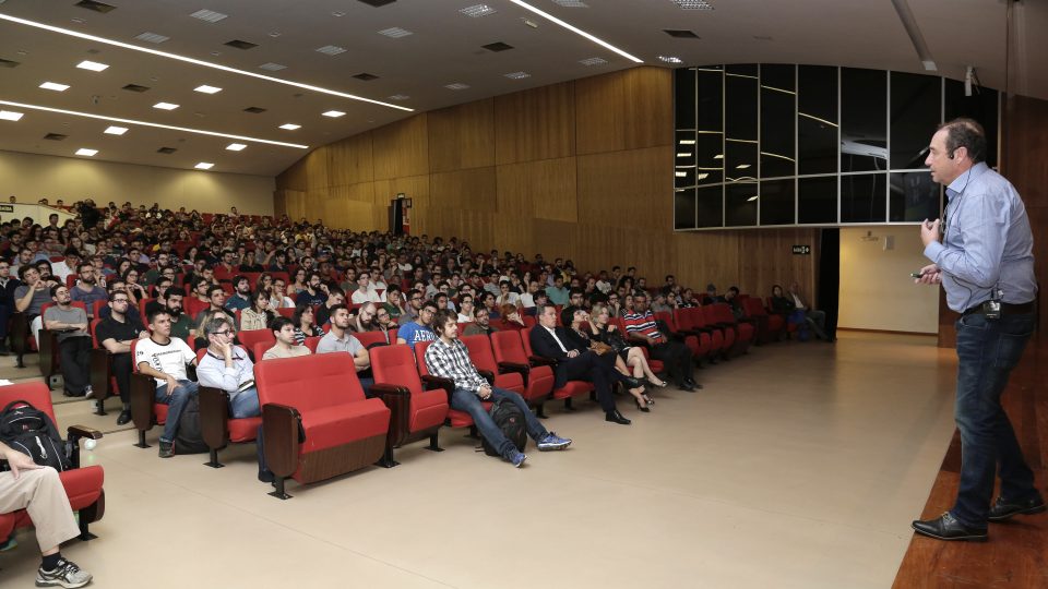 O vice-presidente da Embraer falou para uma plateia formada majoritariamente por estudantes de engenharia. Foto: Foca Lisboa/ UFMG