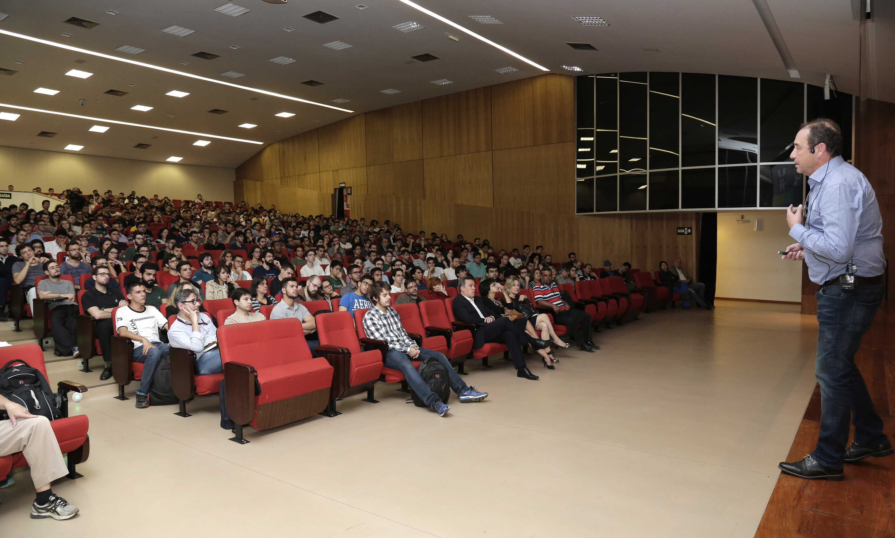 O vice-presidente da Embraer falou para uma plateia formada majoritariamente por estudantes de engenharia. Foto: Foca Lisboa/ UFMG