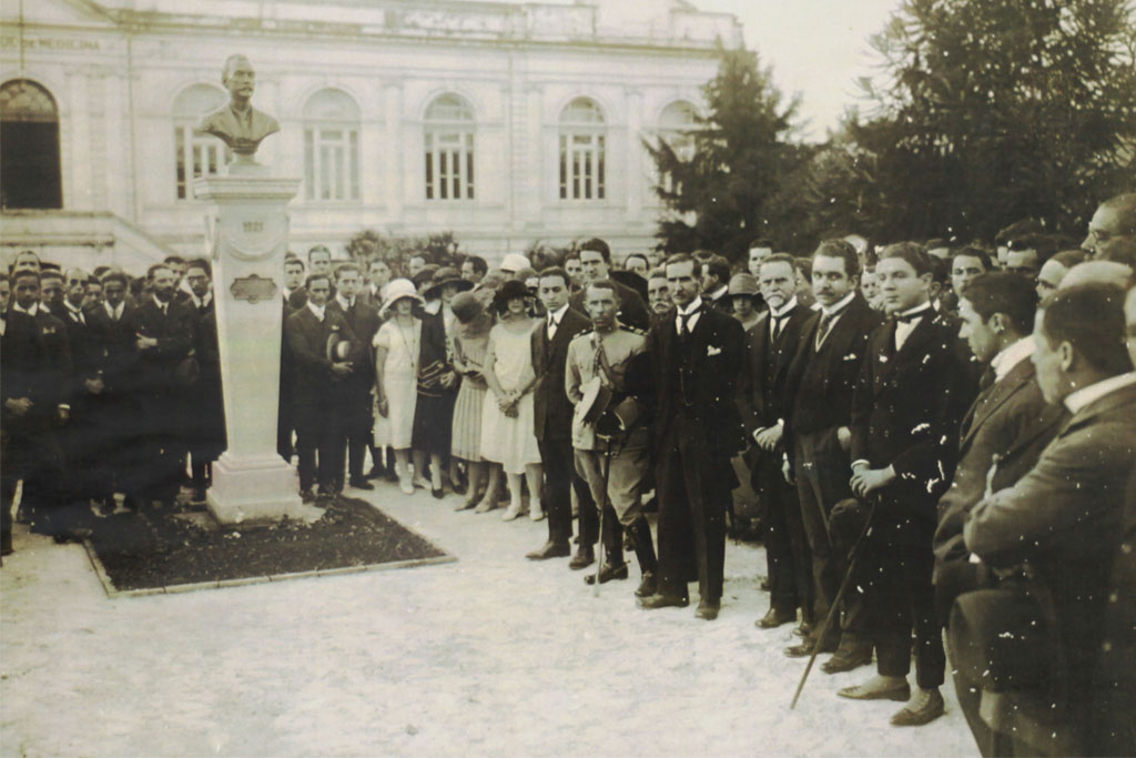 Inauguração do busto do médico Cícero Ferreira, um dos fundadores da unidade, em 1921. Acervo Cememor/ UFMG