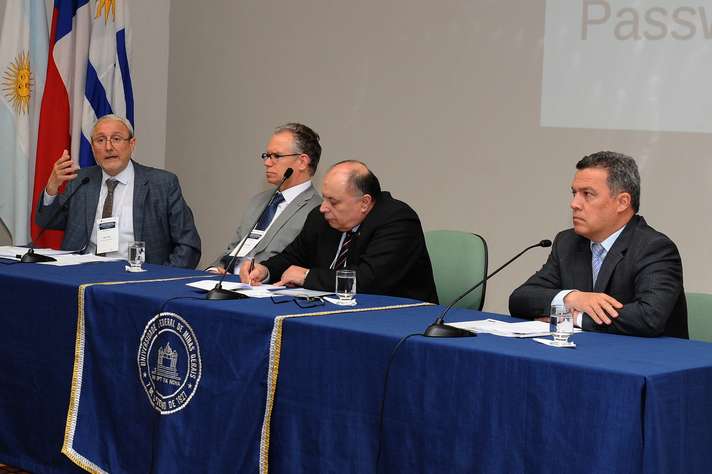 A partir da esquerda: Aldo Valle, Marcelo Knobel, Gerónimo Laviosa e Jaime Ramírez. Foto: 
Raíssa César / UFMG