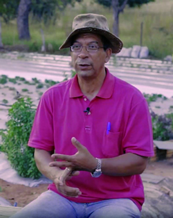 Emílson Dias Costa, integrante da Associação dos Produtores de Hortifrutigranjeiros da região do Pentáurea, em Montes Claros (área de influência do ICA). Imagem: TV UFMG