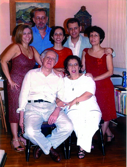 Affonso e Laís (sentados) e os filhos Cristina, Paulo, Mônica, Carlos e Myriam (da esquerda para a direita). Arquivo pessoal