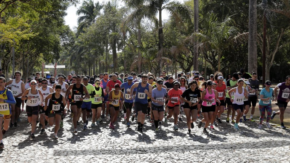 Corrida pelas trilhas do campus Pampulha reuniu cerca de 200 competidores. Foto: Foca Lisboa/ UFMG