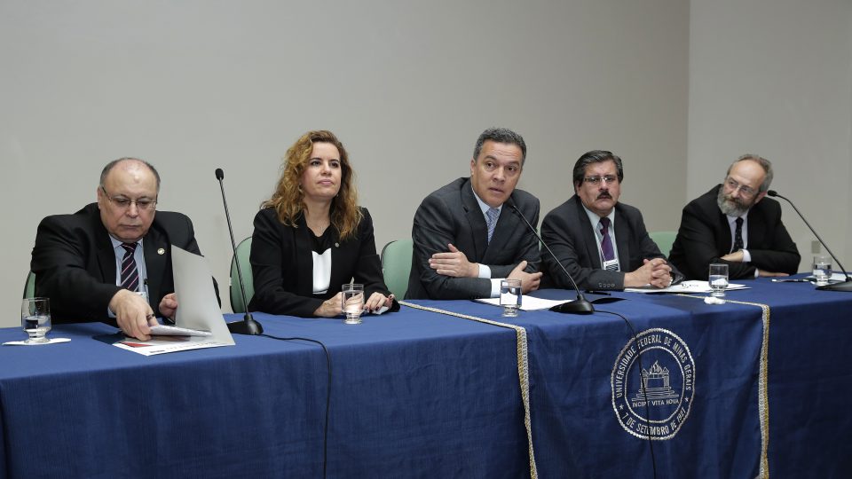 Gerónimo Laviosa, Sandra Goulart, Jaime Arturo Ramírez, Waldo Albarracín e Alvaro Maglia em mesa de abertura. Foto: Foca Lisboa / UFMG