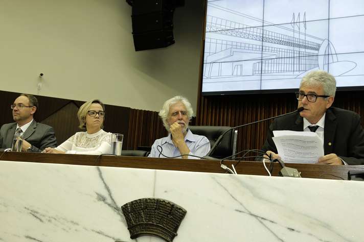 Mesa foi composta por Paulo Lamac, Mariah Brochado, Arnaldo Godoy  e José Marcos Nogueira. Foto: Foca Lisboa / UFMG