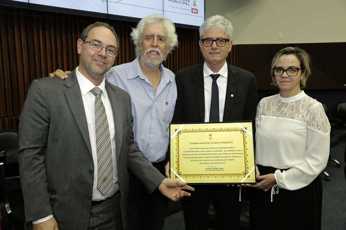 José Marcos Nogueira com o diploma conferido pela Câmara Municipal. Foto: Foca Lisboa/ UFMG