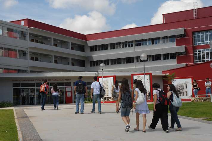 Estudantes chegam ao prédio da Face, onde funciona o curso de Administração, o melhor do país na área. Foto: Foca Lisboa / UFMG