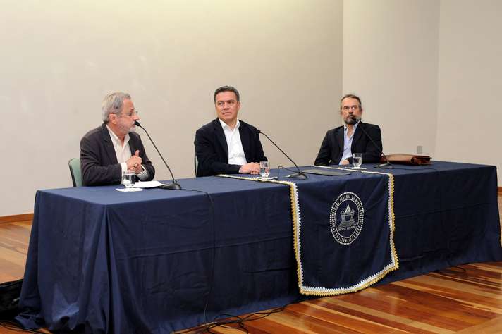 Eduardo Viveiros (à esquerda), o reitor Jaime Ramírez e o professor Eduardo Vargas. Foto:
Raíssa César / UFMG