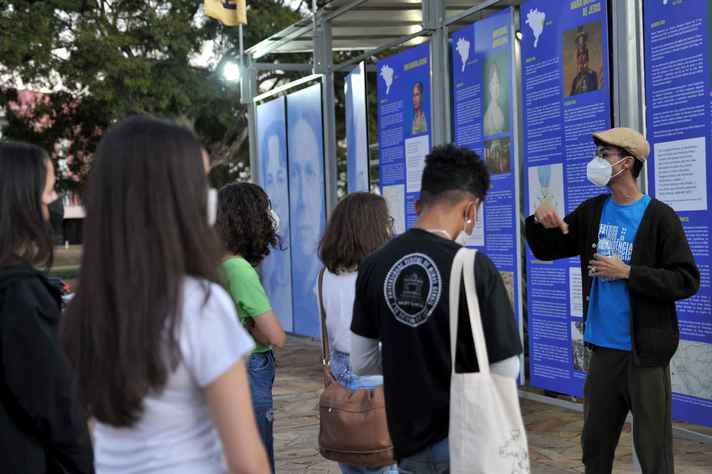 Bolsista do Projeto República explica detalhes da exposição a grupo de visitantes Raphaella Dias | UFMG