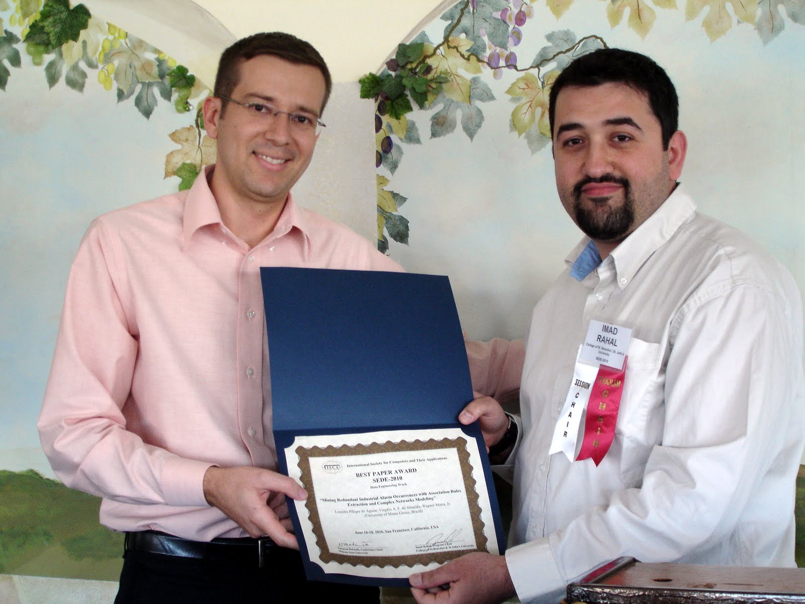 Leandro de Aguiar com o certificado do prmio recebido nos Estados Unidos