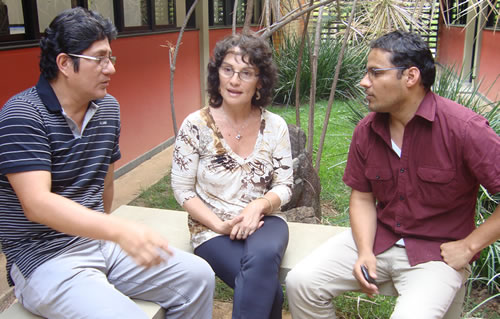 Ronal, Ana Maria e Luiz Vásquez, alunos do doutorado latino-americano