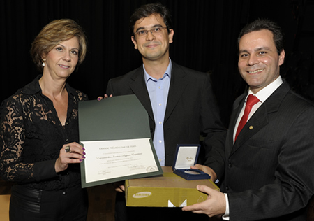 Luciano Capettini, ladeado por Andréa Gazzinelli, pró-reitora adjunta, e Ricardo Santiago Gomez, pró-reitor de Pós-graduação: novas drogas