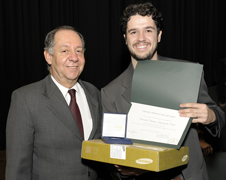Lincoln Frias (à direita) com o reitor Clélio Campolina:
			análise dos argumentos favoráveis ao concepcionismo