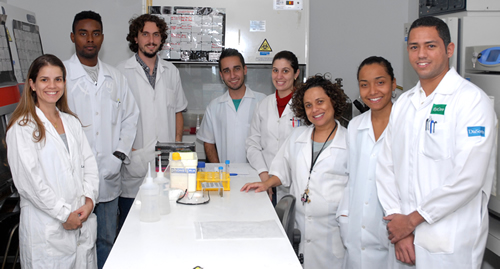 Jônatas Abrahão, autor da tese (terceiro da esquerda para direita) e equipe: vacina e identificação de hospedeiros
