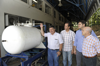 Alexandre Bracarense (à esquerda) mostra o vaso hiperbárico, observado pelos pesquisadores Ezequiel Caires, Maurício Monteiro e Valter Rocha