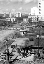 Obras de alargamento da Avenida do Contorno, nas imediações da Praça da Estação, em 1963: asfalto como embelezamento