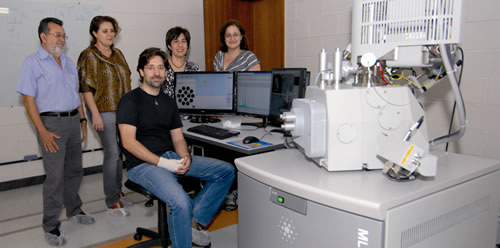 O microscopista Roberto Lois (à frente), que opera o sistema MLA, tendo ao fundo os professores Paulo Brandão, Rosaline Figueiredo Silva, Virgínia Ciminelli e Nelcy Mohallem 