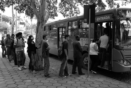 Ponto de nibus no campus: transporte coletivo predomina entre os estudantes