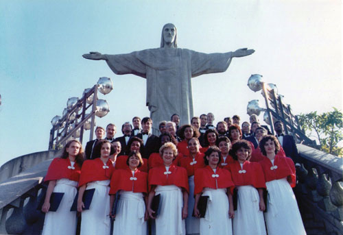 Sob a proteo do Cristo Redentor, no Rio de Janeiro, em 1995: Coral vai retomar rotina de ensaios, gravaes e apresentaes no Brasil e no exterior