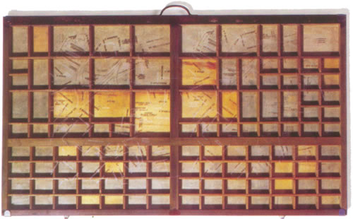 Centro-Bonfim-Lagoinha, obra de Tânia Araújo: serigrafia sobre vidro e tipografia em uma gaveta de tipos