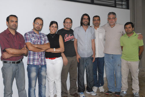 Professor Vasco (segundo  direita) orienta pesquisadores indianos e paquistaneses