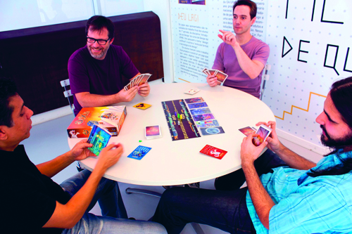 Integrantes do UFMGames experimentam jogos com frequentadores do Espao do Conhecimento