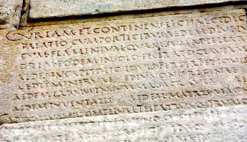 Em Ancara, Turquia, texto gravado em pedra exalta a figura do imperador Augusto