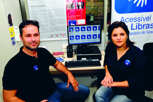Fernando Guedes e Cristiana Klimsa, intrpretes de Libras da UFMG: smbolo de acessbilidade tem diversas aplicaes