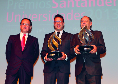 O diretor-executivo do Banco Santander do Brasil, Jesus Zabalza, o professor Ricardo Gazzinelli e o reitor Clélio Campolina: prêmio por vacina e homenagem à UFMG 