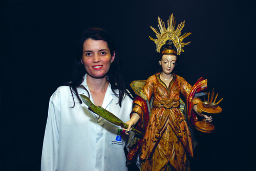 Cristina Neres com a escultura de Santa Luzia