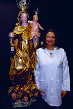 Grasiela Nolasco com a imagem de Nossa Senhora do Carmo
