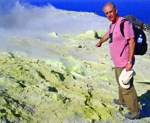 Gilberto Costa descreveu os vapores expelidos na cratera do vulcão Vulcano, na Itália 
