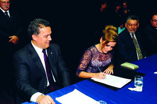 Observada pelo reitor Jaime Arturo e pelo ex-reitor Tomaz Aroldo, Sandra Goulart assina o termo de posse como vice-reitora: gesto colegiada e transparente 