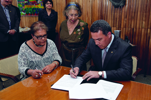  Jaime Ramrez com Celina Albano ( esquerda) e Emely Salazar: protocolo de intenes 